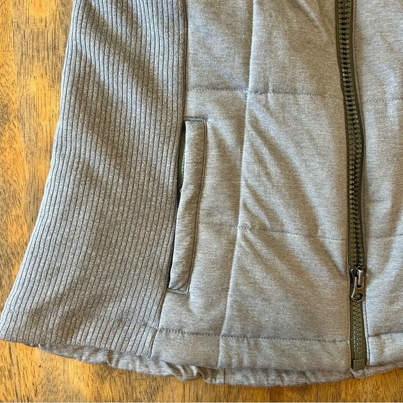 Athleta Soft Cozy Light Gray Hooded Puffer Vest Size - Picture 3 of 6